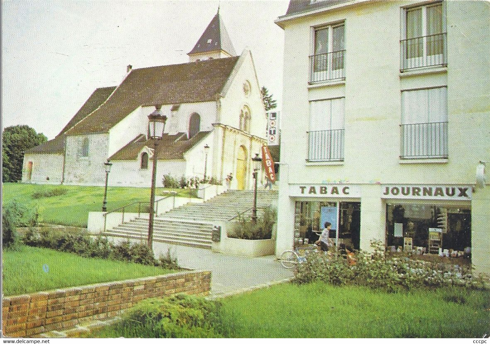 CPSM Chambourcy L'Eglise vue de la place de la Mairie