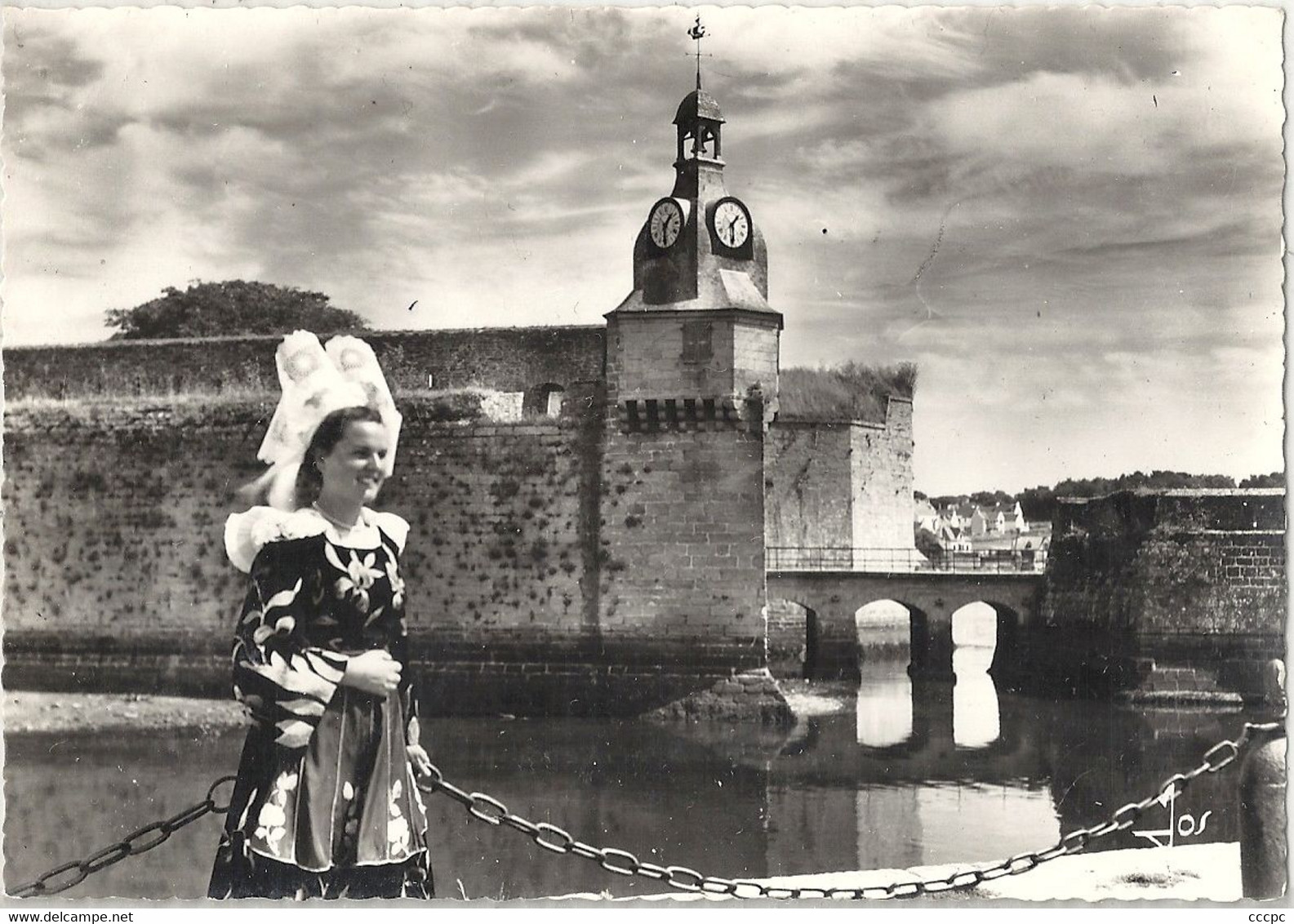 CPSM Concarneau Jeune fille de Concarneau devant les remparts de la ville close