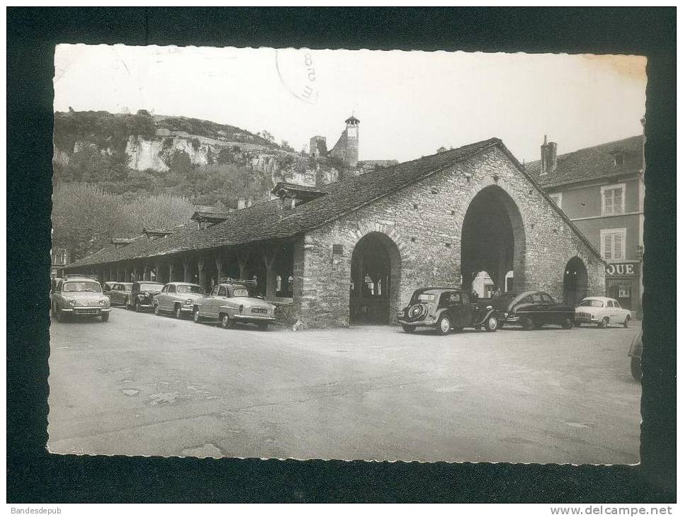 CPSM - Crémieu (38) - Cité médiévale - Halles ( Renault Dauphine Citroen Traction Peugeot 203 Simca Aronde CELLARD )