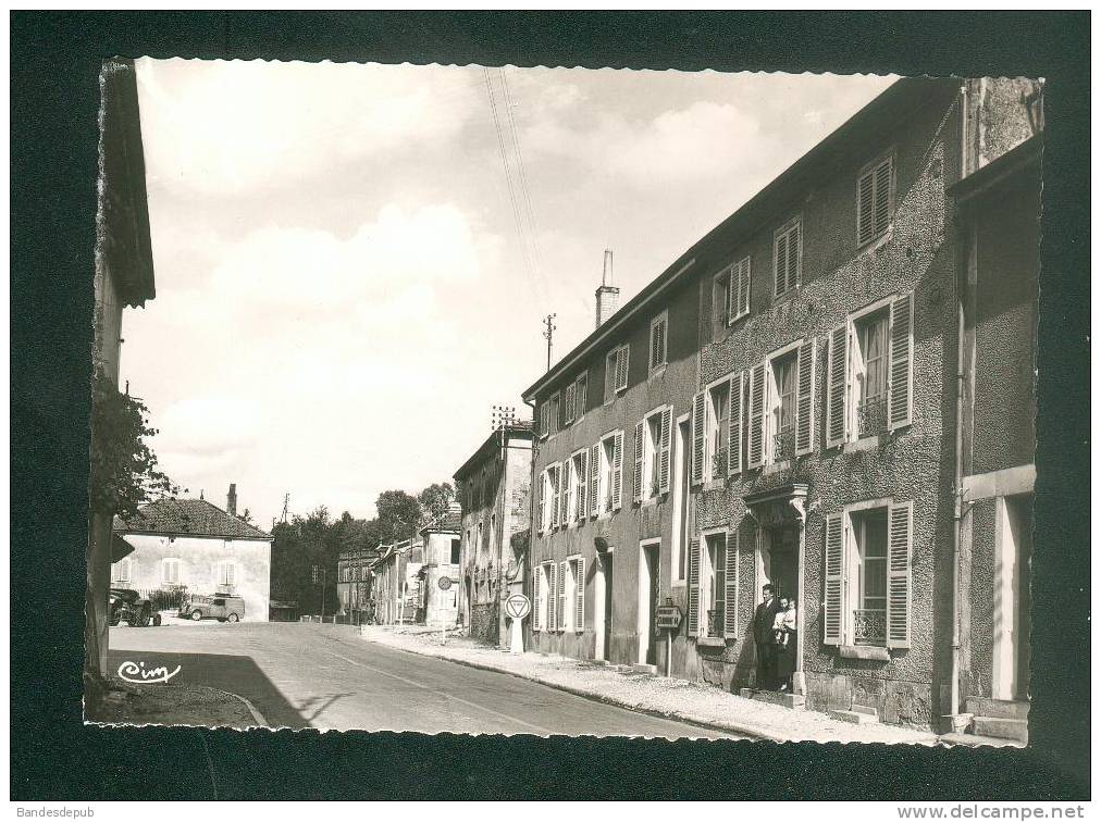 CPSM - Doulevant le Château ( Haute Marne 52) - Place et Rue Basse ( petite animation automobile COMBIER CIM 94685)