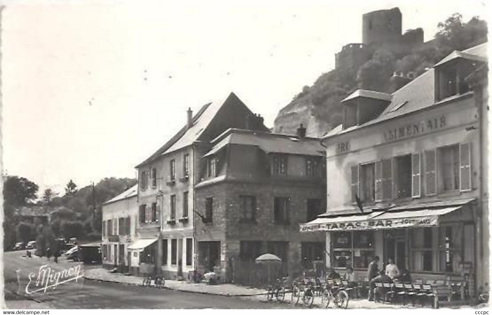 CPSM La Roche-Guyon Le Donjon et la Grande Rue