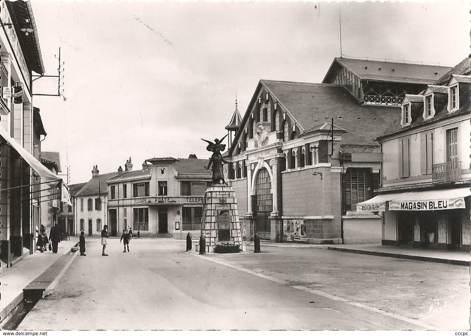 CPSM Lannemezan Monument Halle aux Grains et La Poste