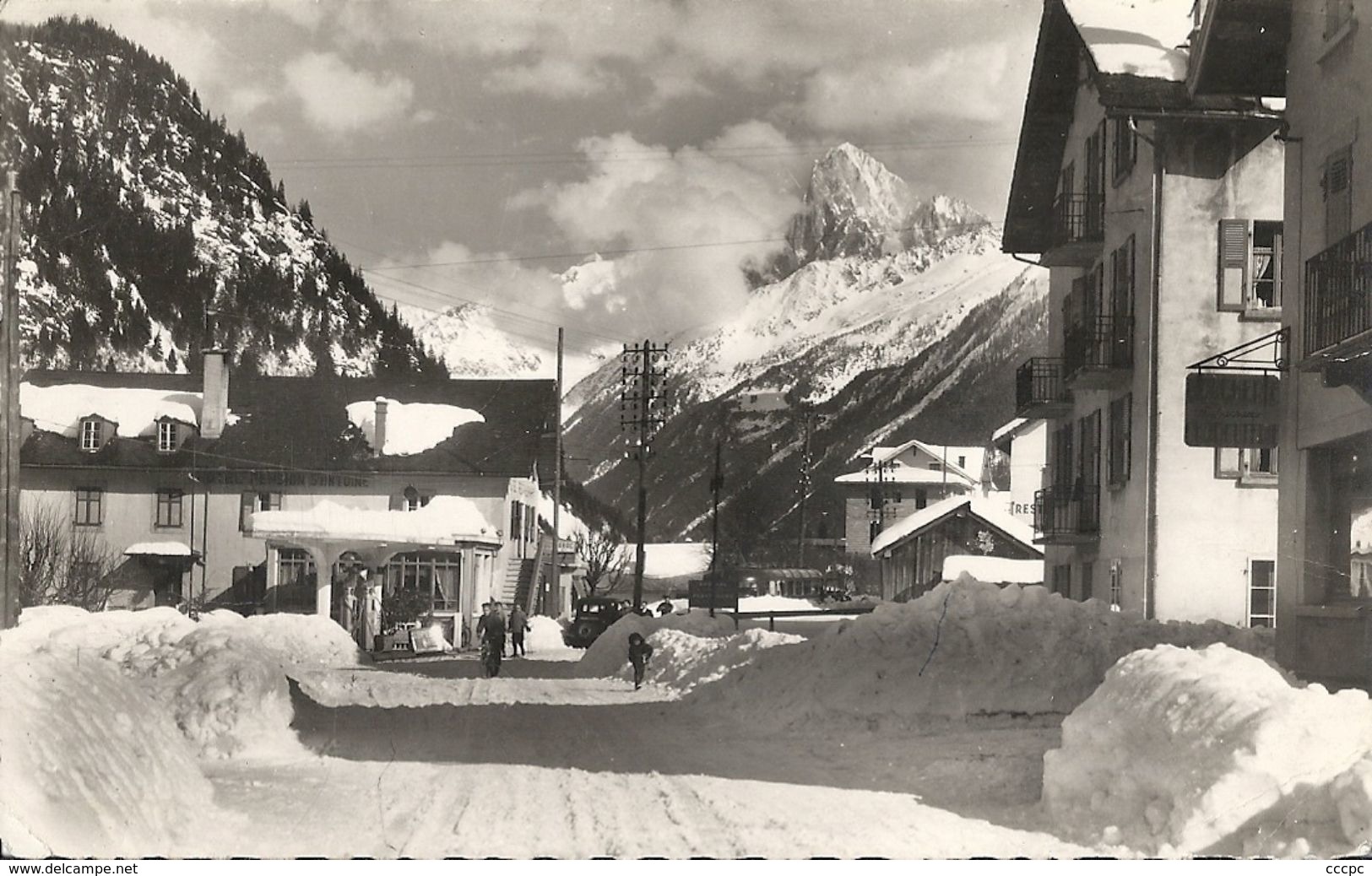 CPSM Les Houches l'Eglise et la Poste