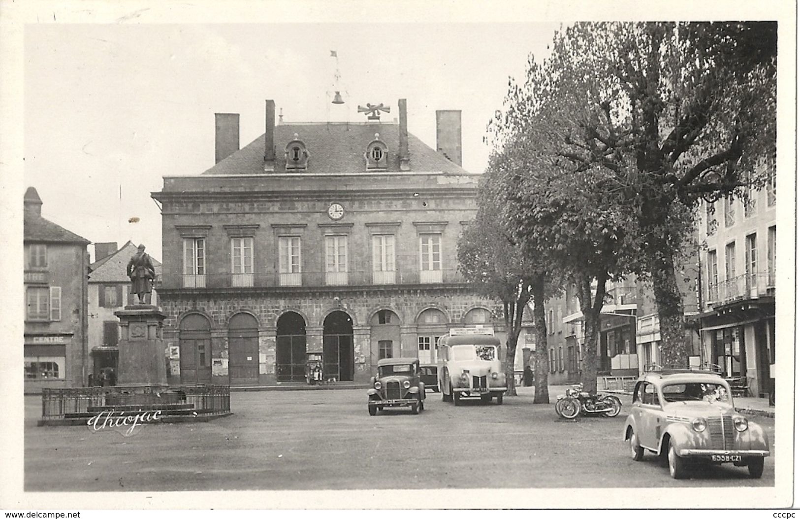 CPSM Mauriac Place de l'Hôtel de Ville voitures anciennes