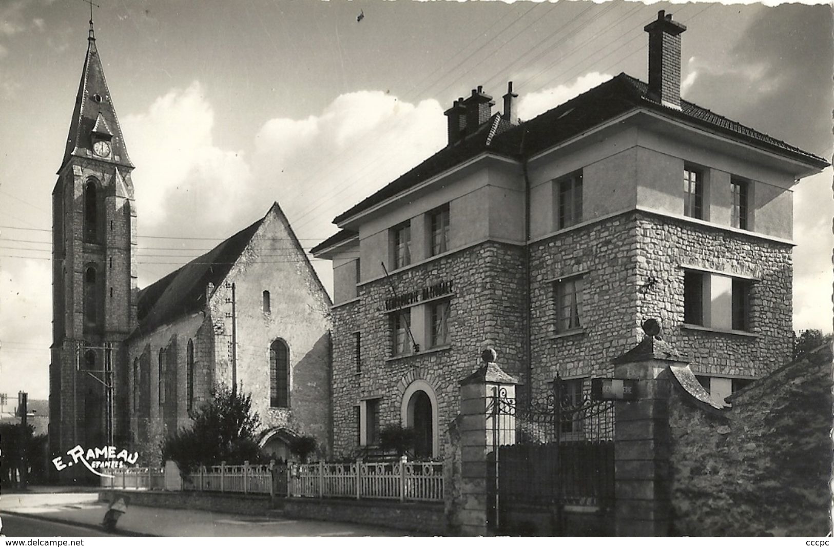 CPSM Milly-la-Forêt L'Eglise et la Gendarmerie