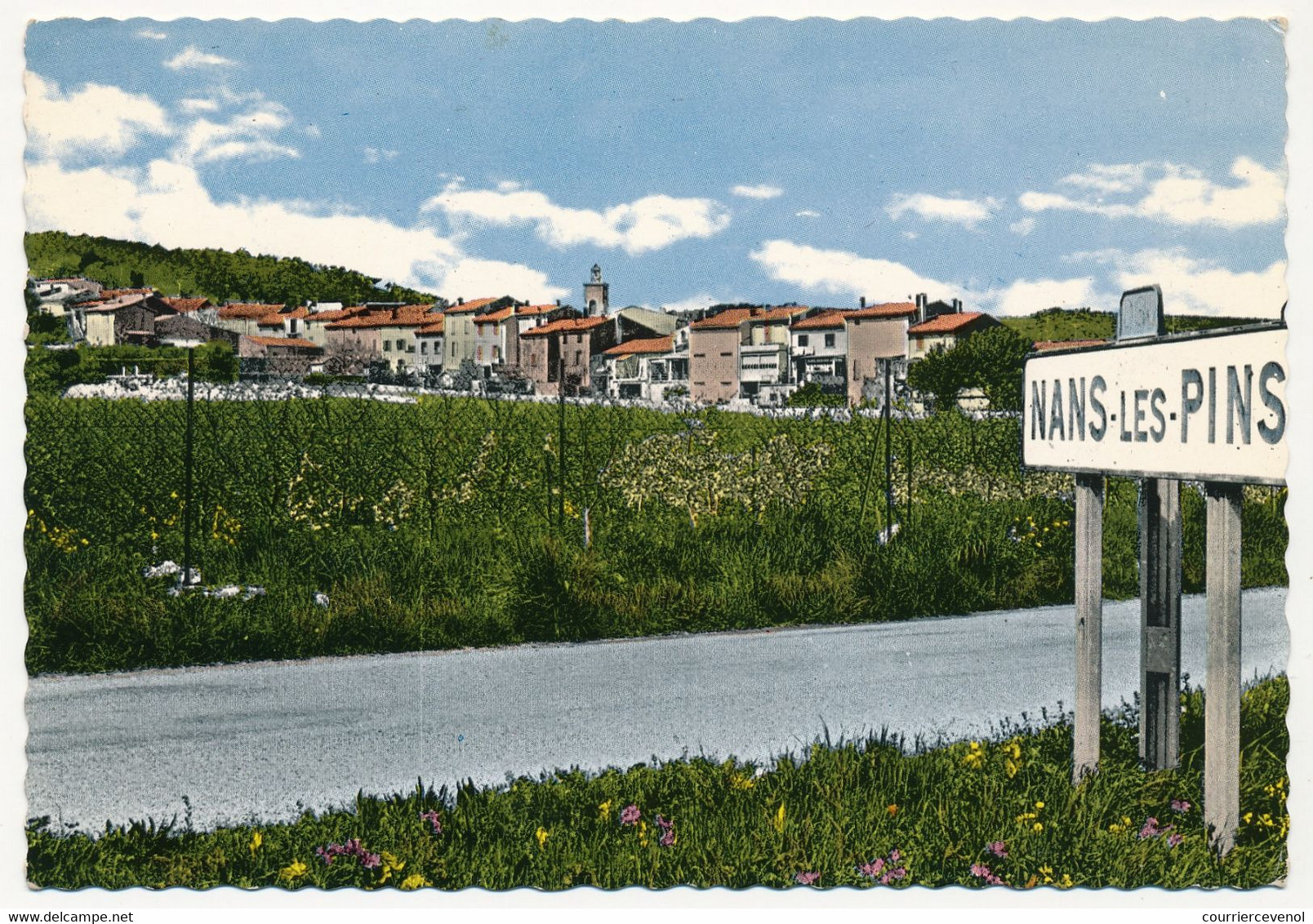 CPSM - NANS LES PINS (Var) - (Vue générale) avec signalisation routière