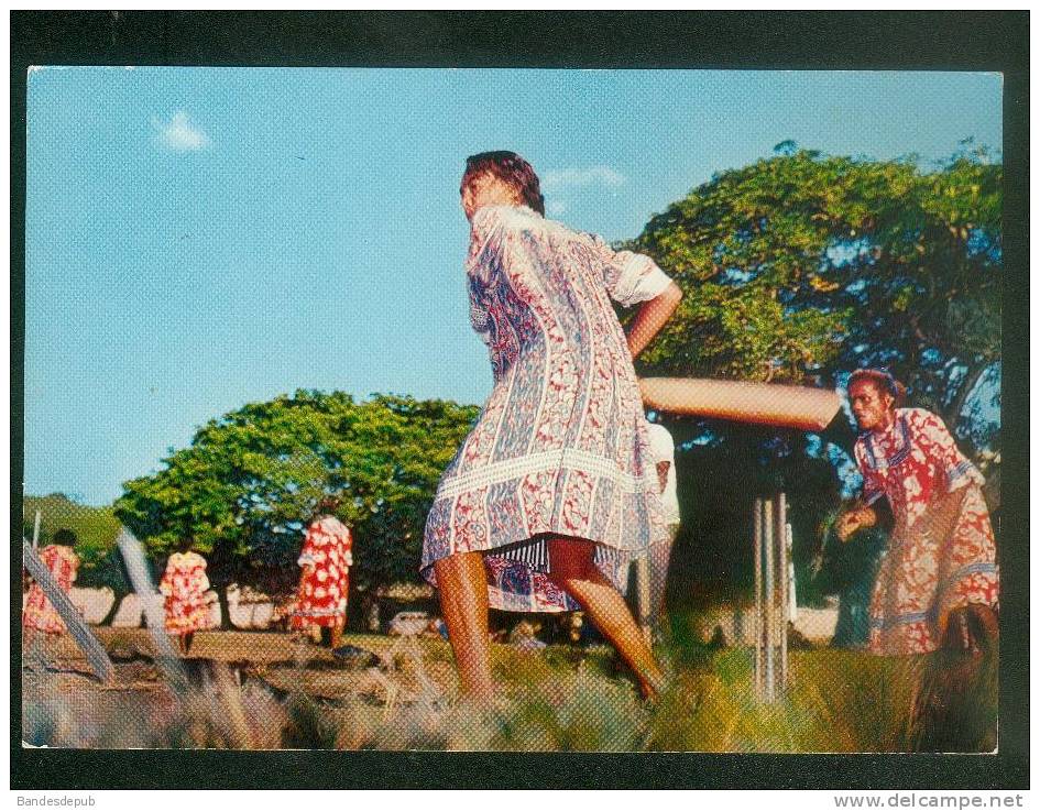 CPSM - Nouvelle Calédonie - NOUMEA -  Joueuse de Cricket ( Natvie girls playing cricket Photo Noel Calé )