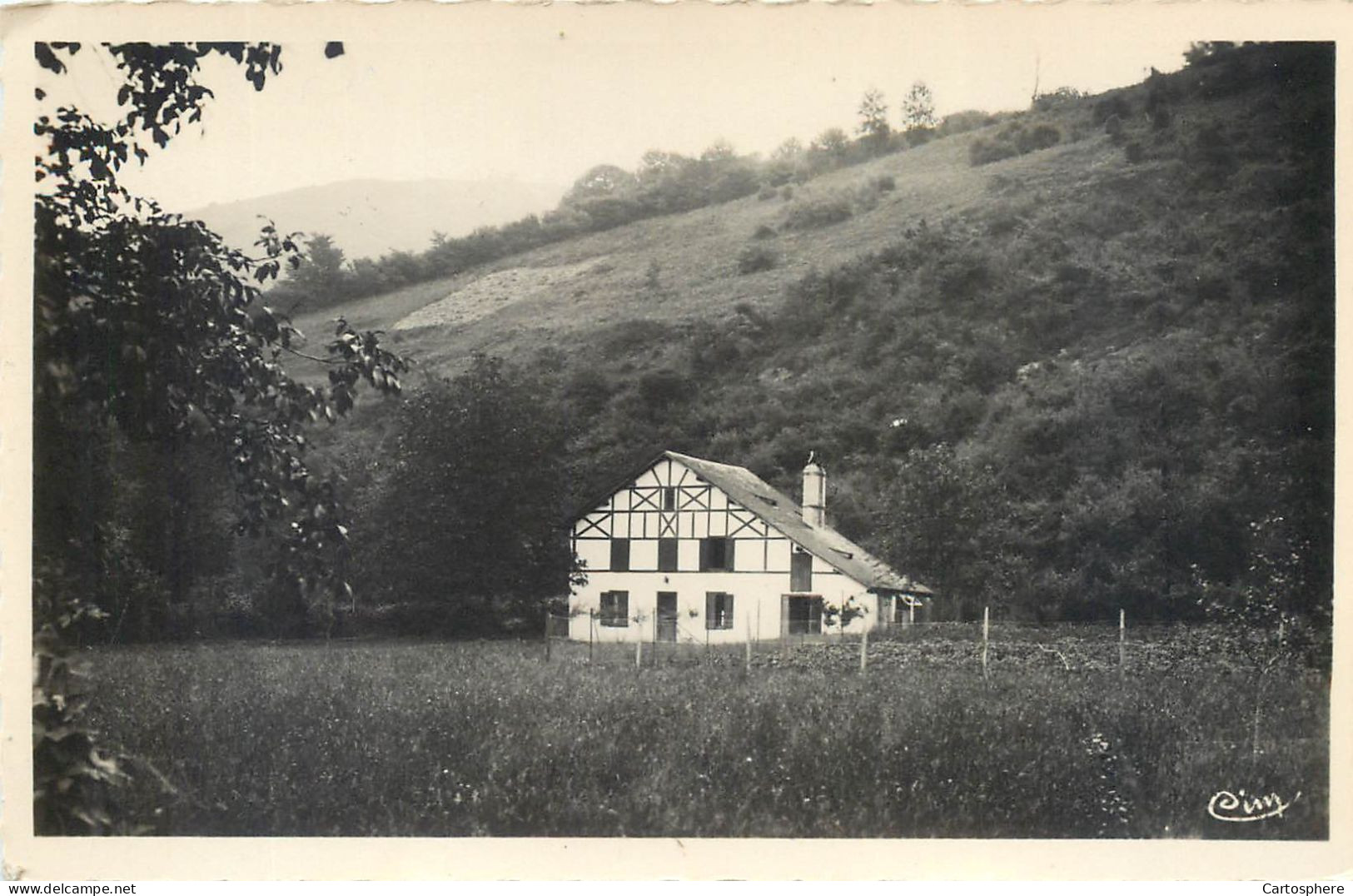 CPSM Pyrénées-Atlantiques > Mauleon Licharre MAULE - EUSKADIKO ETCHE BAT - Bords dentelés - rebique un peu