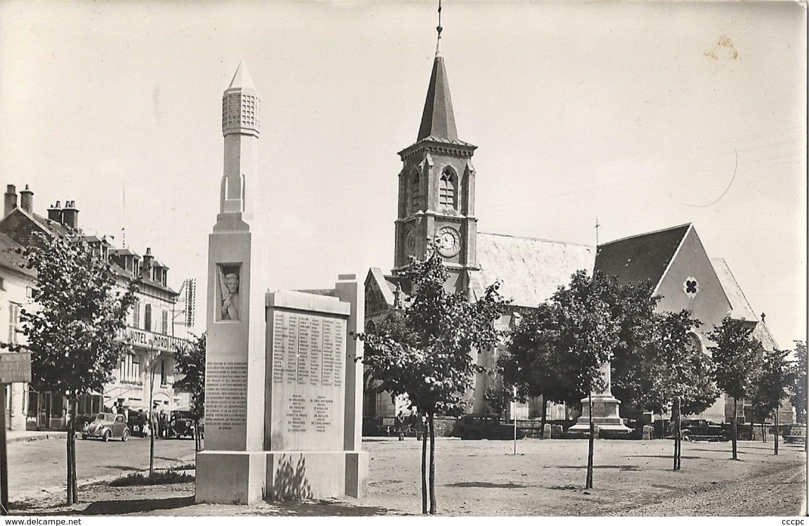 CPSM Quarré-les-Tombes La Place