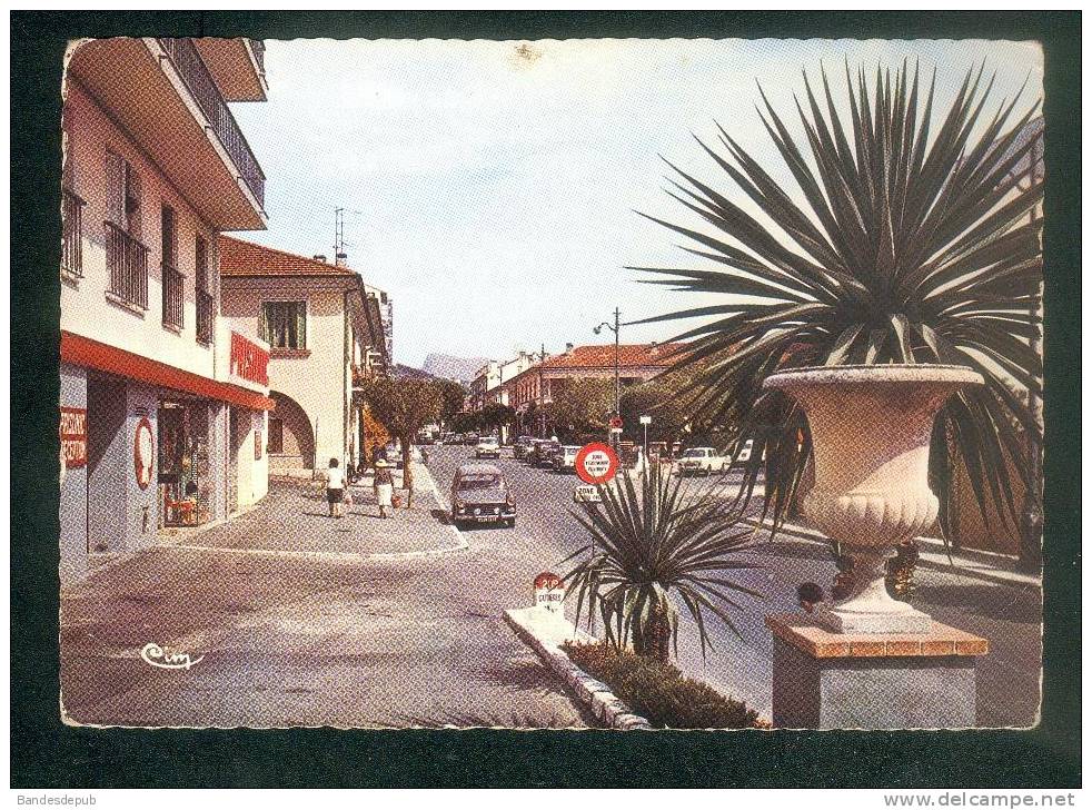 CPSM - Saint Laurent du Var '06) - Avenue du Général Leclerc ( commerce Prisunic automobile Peugeot 404 COMBIER CIM)