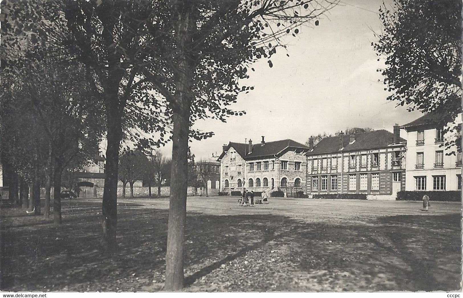 CPSM Saint-Leu-La-Forêt La Place du Maréchal Foch La Poste Les Ecoles