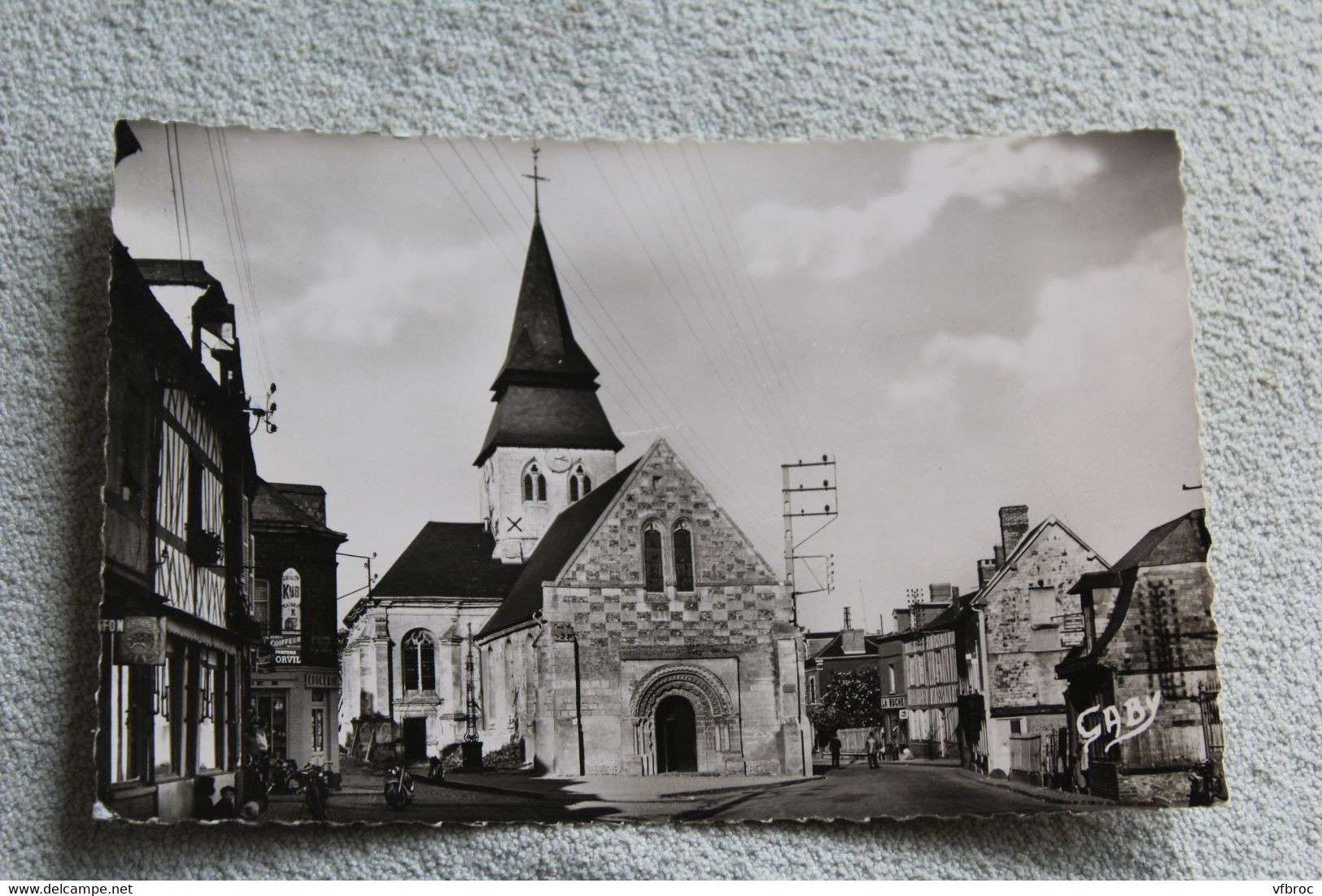 Cpsm, Serquigny, l'église et rue Max Carpentier, Eure 27