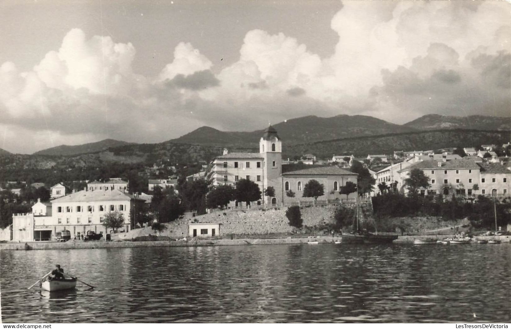 CROATIE - Kraljevica - Vue sur la rivière, ses bords et la ville - Carte postale ancienne