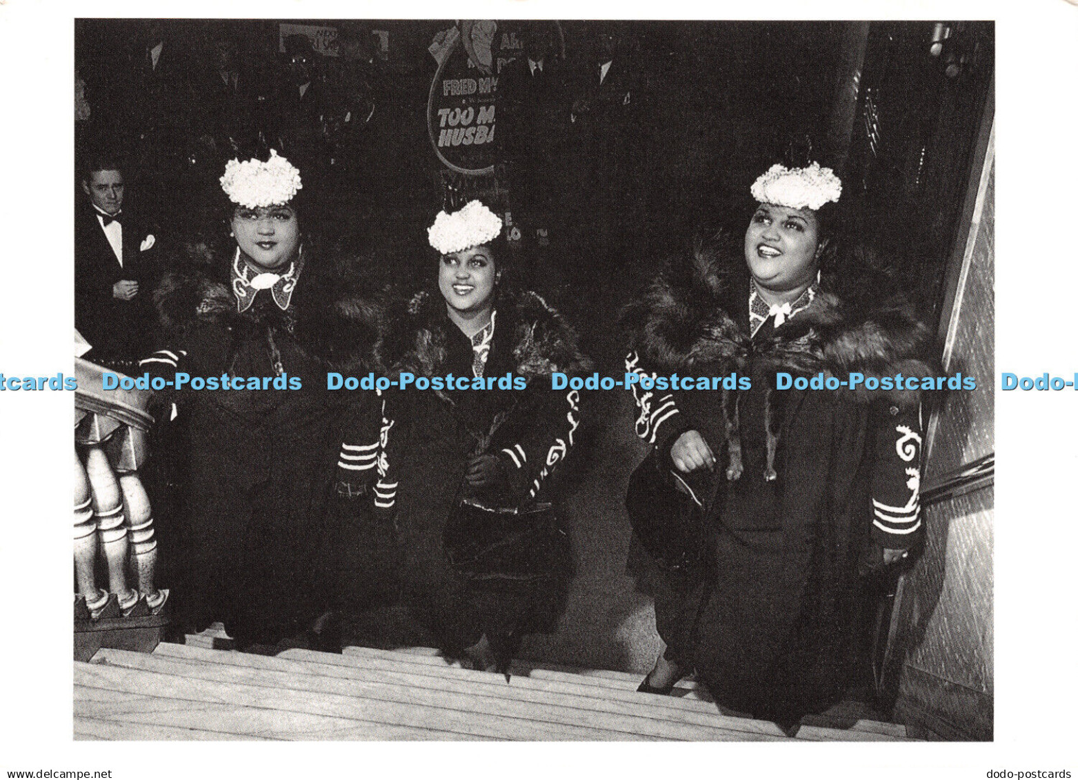 D067333 The American Singers. The Peters Sisters at a Harlem Film. Premiere. Mus