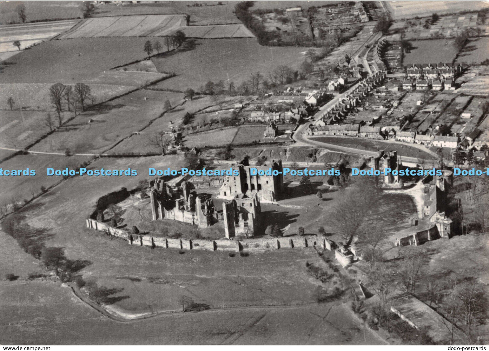 D096075 Warwickshire. Kenilworth Castle. Air View. Crown