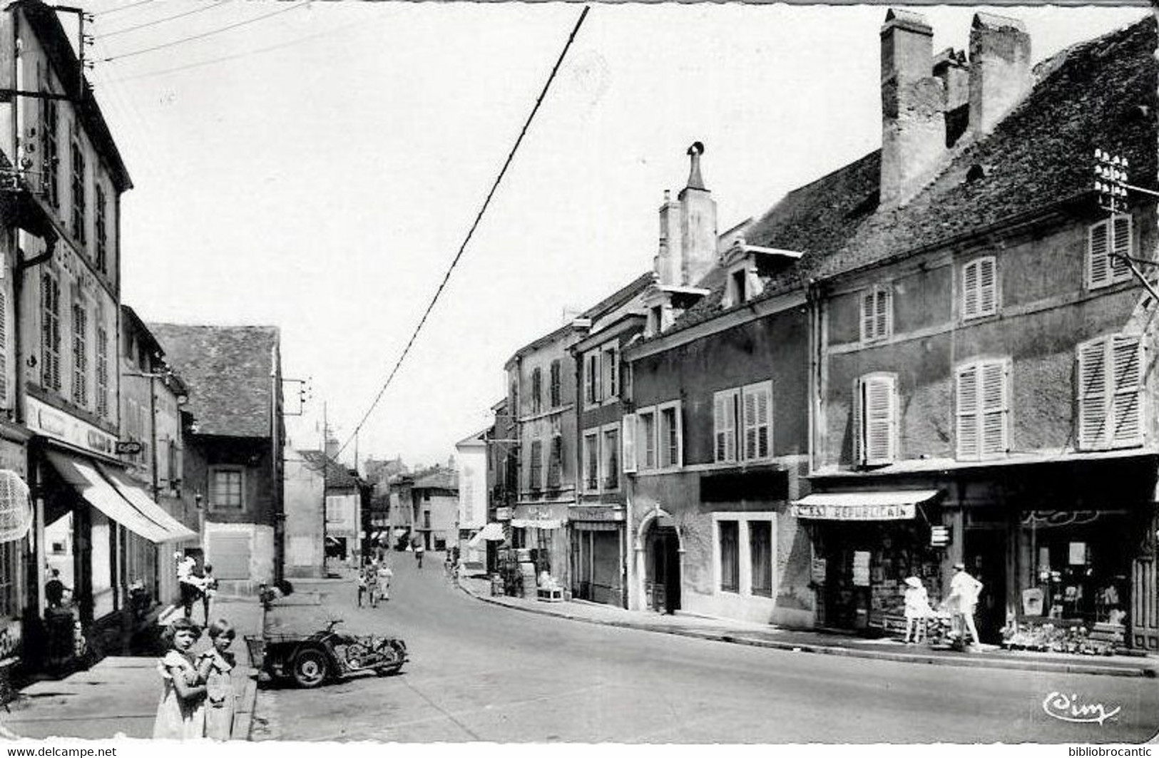 D70 - JUSSEY < VUE DE LA RUE GAMBETTA ANIMEE