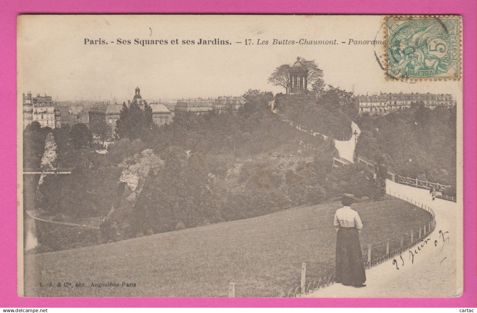 D75 - PARIS - SES SQUARES ET SES JARDINS - LES BUTTES CHAUMONT - PANORAMA - Femme en 1er plan