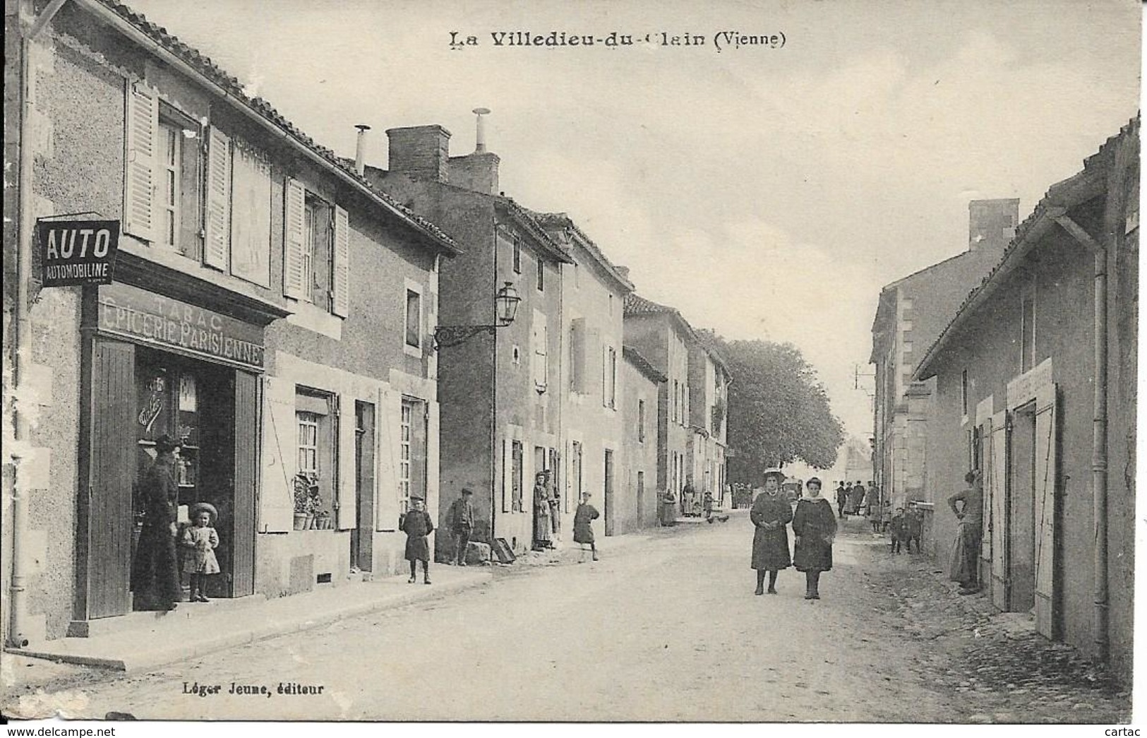 D86 -LA  VILLEDIEU DU CLAIN-Belle animation-Tabac Epicerie Parisienne-Boulangerie Boisseau-Nombreuses personnes-Véhicule