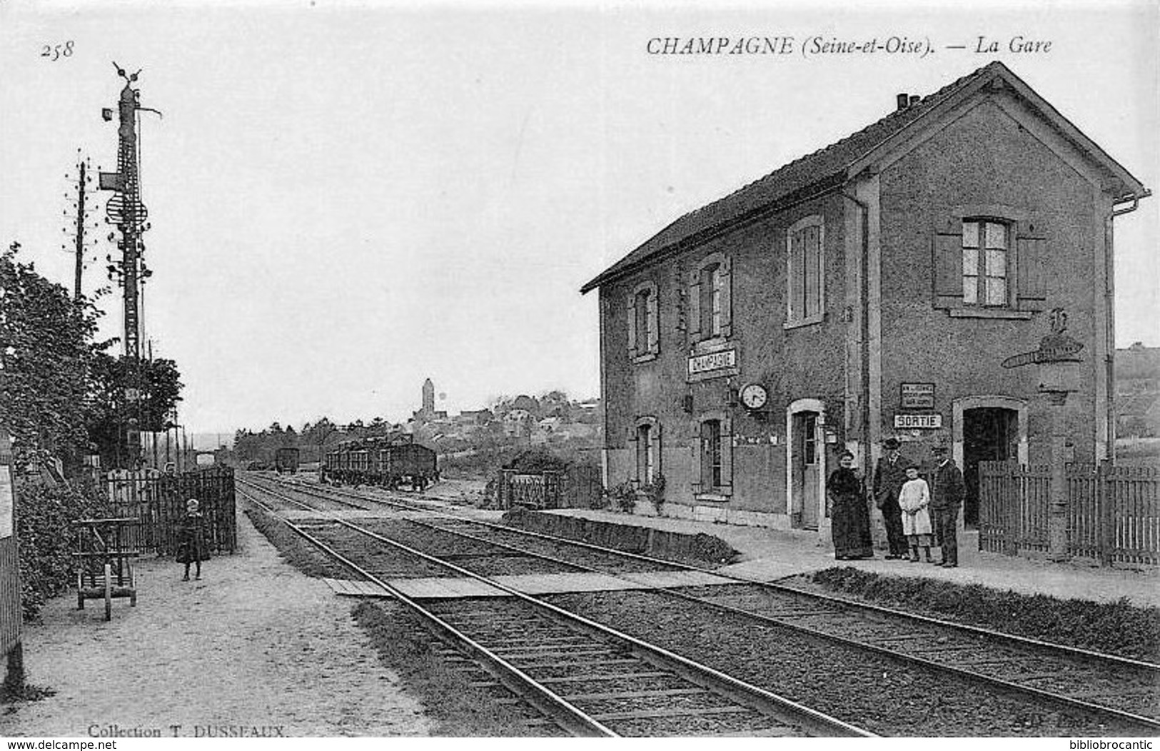 D95 - CHAMPAGNE sur OISE -  Vue de la GARE ANIMEE