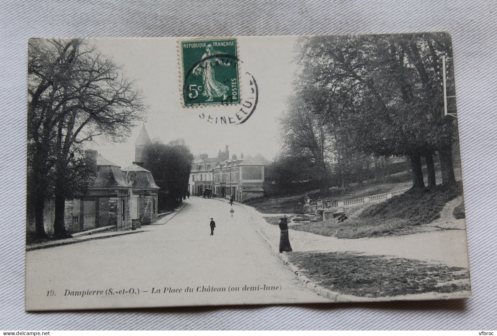 Dampierre, la place du château, ou demi lune, Yvelines 78