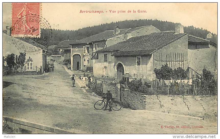 - departements divers -ref -DD291- vosges - bertrichamps - vue prise de la gare - cycliste - velo - culture de houblon -