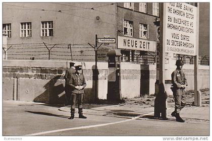 BERLIN /  POINT DE CONTROLE POUR ETRANGERS RUE FREDERIC  MUR DE BERLIN //////     REF25385