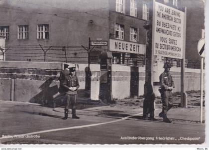 ALLEMAGNE - BERLIN - FRIEDRICHSTRASSE - LE MUR DE BERLIN  FRONTIERE NEUE ZEIT - CHECKPOINT SECTEUR AMERICAIN