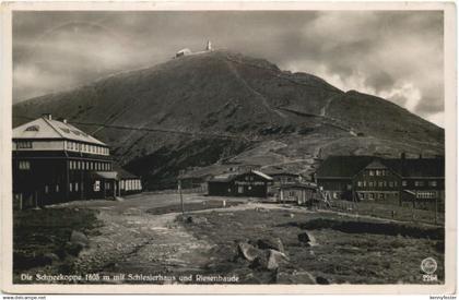 Die Schneekoppe mit Schlesierhaus und Riesenbaude