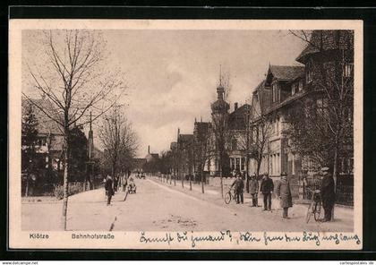 AK Klötze, Bahnhofstrasse mit Anwohnern