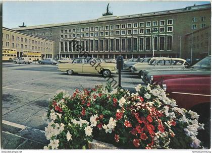 Berlin-Tempelhof - Flughafen - Auto - Bus