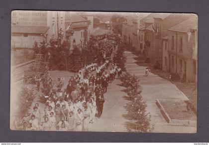 Rare carte photo Luxembourg Differdange Differdingen fete cortege defile publicité murale epicerie Weber Kieffer 9805