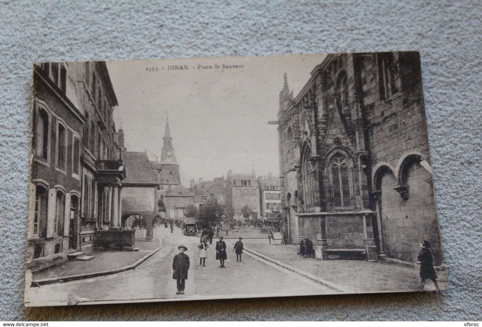 Dinan, place saint Sauveur, cotes d'Armor