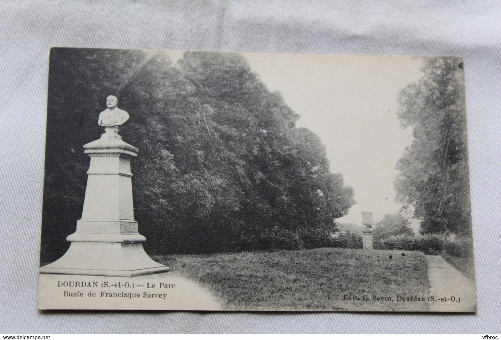 Dourdan, le parc, buste de Francisque Sarcey, Essonne 91