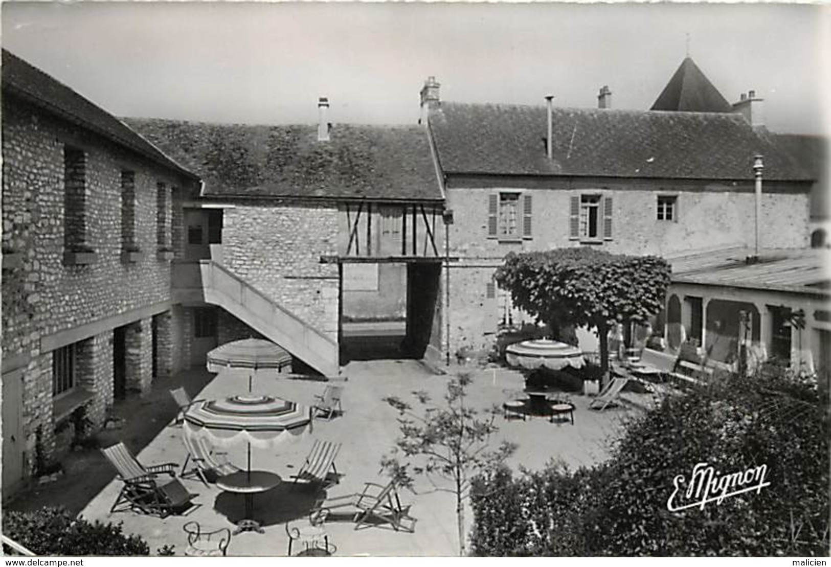 - dpts div.-ref-ZZ409- yvelines - longnes - hotel du soleil d or - cour interieure -  hotels - carte bon etat -