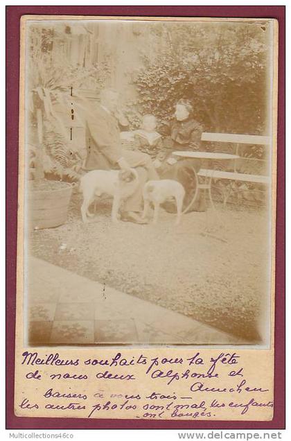 LUXEMBOURG - 130213 - Carte photo famille dans jardin avec chiens  (oblitération de DUDELANGE)