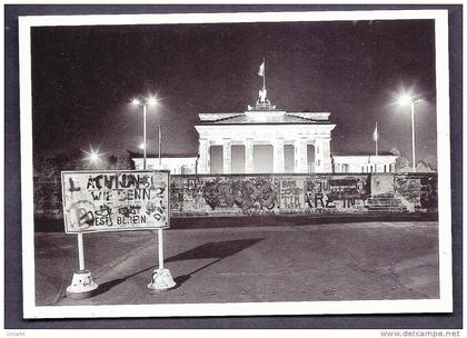 CPM- ALLEMAGNE- RDA- CARTE SOUVENIR DU MUR DE BERLIN- LE MUR DEVANT LA PORTE DE BRANDEBOURG- PANNEAU