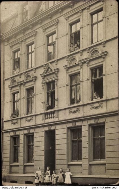 Photo CPA Berlin Prenzlauer Berg, Mehrfamilienhaus, Kinder, Bewohner am Fenster