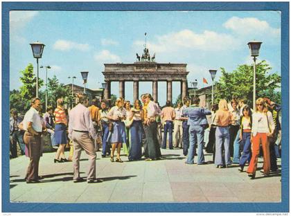 215435 / BERLIN - BRANDENBURGER TOR , LA PORTE BRANDEBOURG , FASHION PEOPLE , DDR Germany Allemagne Deutschland