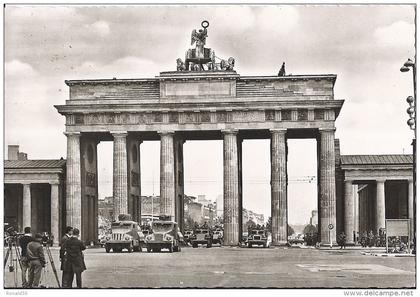 cp ALLEMAGNE BERLIN Porte de Brandebourg 1961 ( char blindé canon militaire soldat photo photographe camera appareil