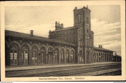 CPA Guntershausen Baunatal in Hessen, Bahnhof, Gleisseite, Bahnhofsgebäude