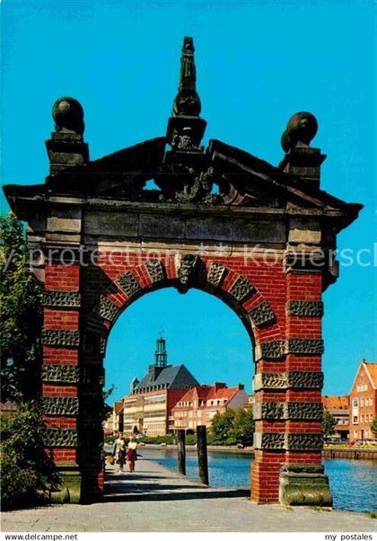 72904512 Emden Ostfriesland Stadttor und Rathaus Emden