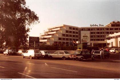 Egypte - Le CAIRE - Hôtel Holiday Inn - Automobiles - Panneau Alexandria, Fayum, Giza - Tirage photo, 1985