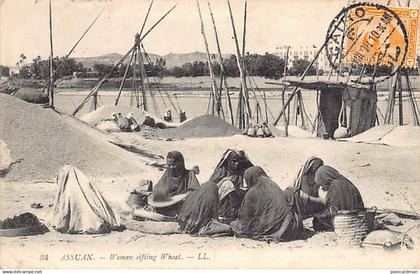 Egypt - ASWAN - Women sorting wheat - Publ. Levy L.L. 34