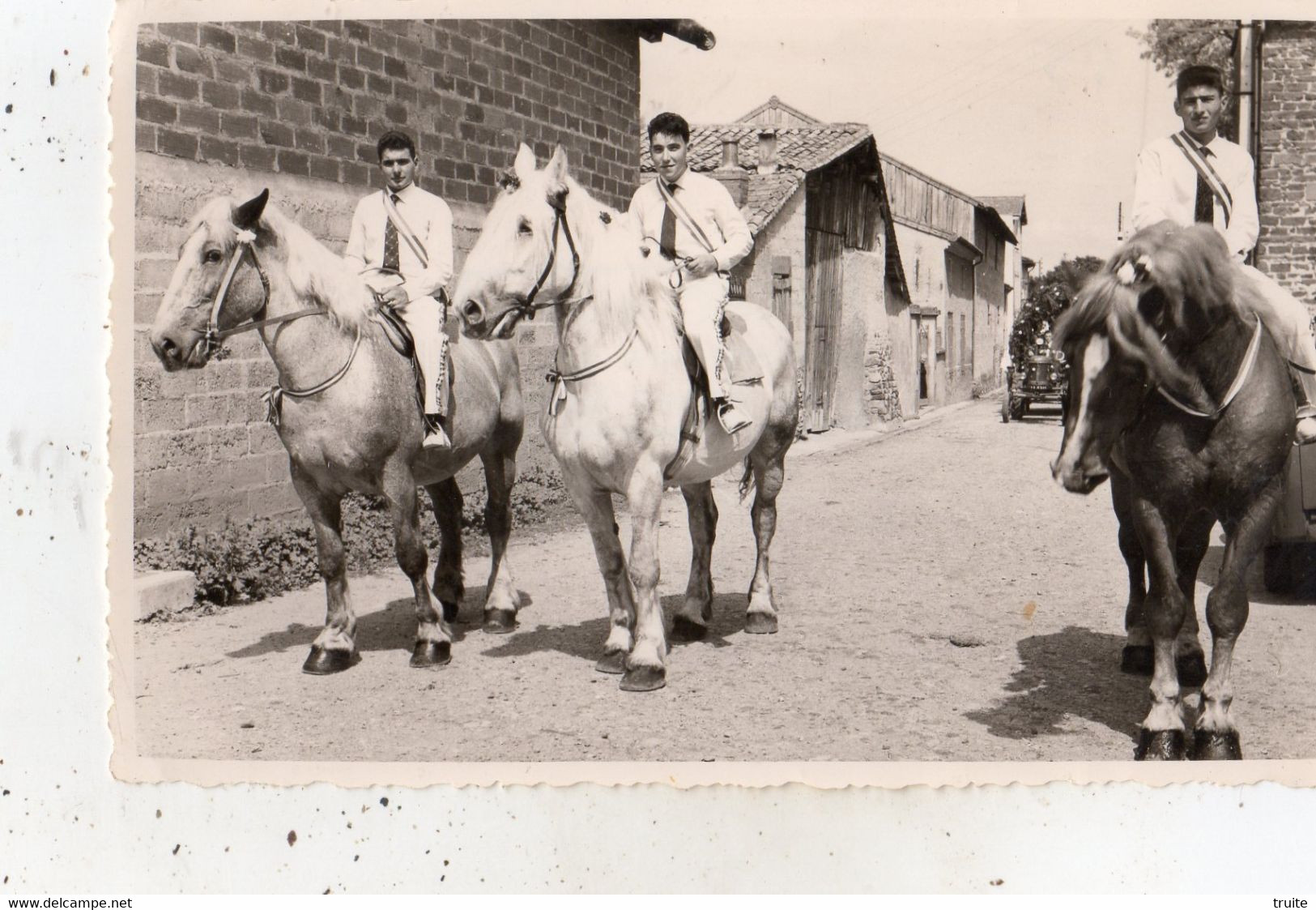 ENNEZAT UN JOUR DE CAVALCADE (PHOTOGRAPHIE)