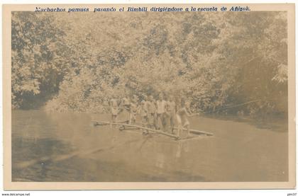 GUINEE EQUATORIALE, Ethnique - Muchachos Pomucs pasando el Bimbili, Escuela de Anizok