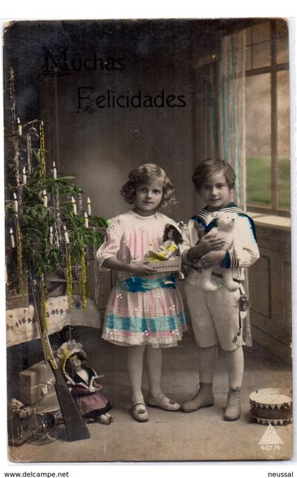 tarjeta postal de  felicidades niños posando.