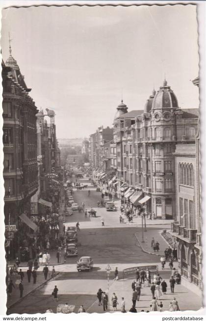 León - Calle Ordoño II - & old cars