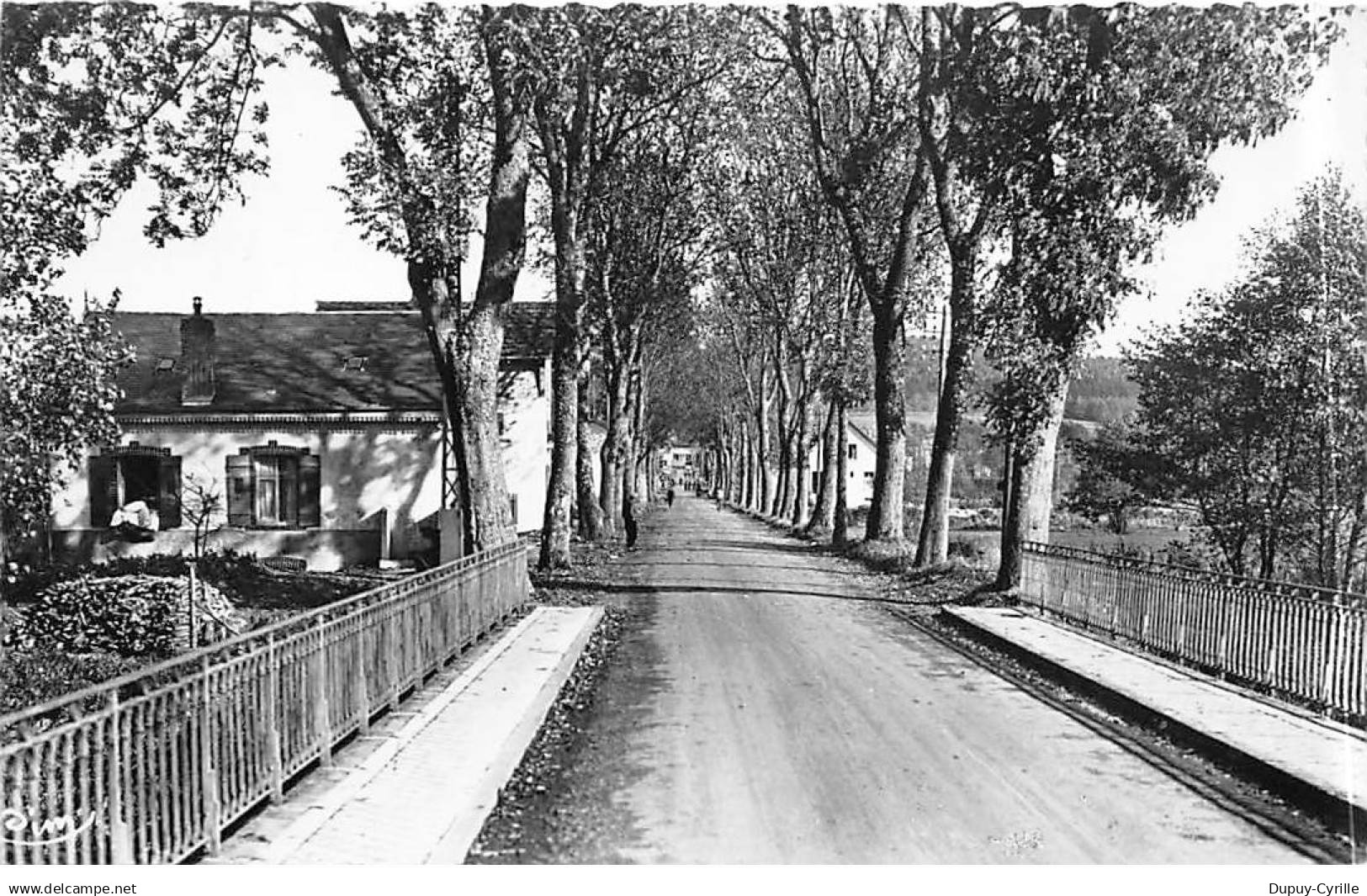 ETIVAL - Avenue de Clairefontaine - très bon état