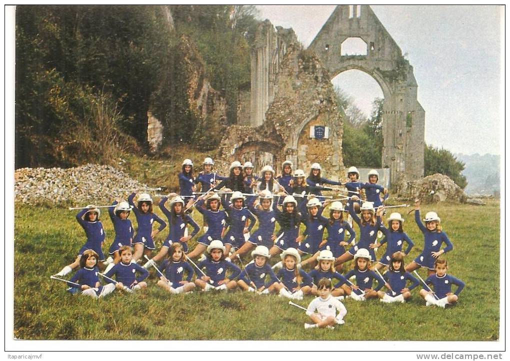 eure    les  majorettes    de   BEAUMONT  LE  ROGER