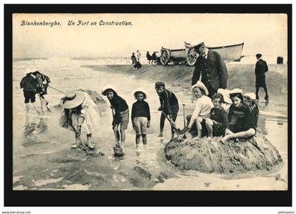 Belgien Blankenberghe: Kinder bauen eine Strandburg, gelaufen